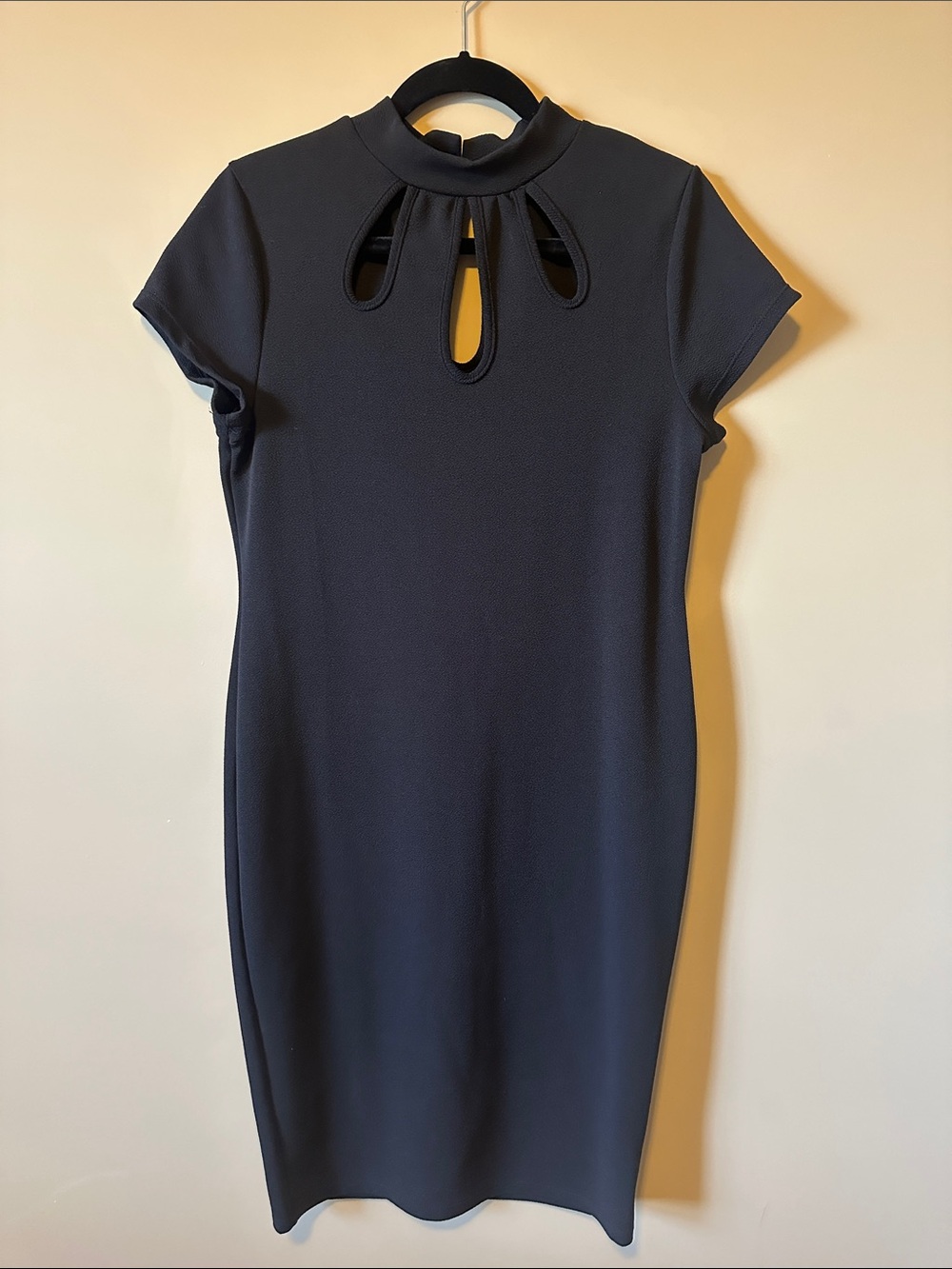 Elegant Black Midi Dress with Keyhole Neckline